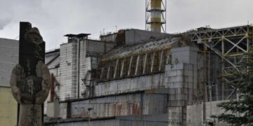 У Чернобыльской АЭС появились собаки синего цвета