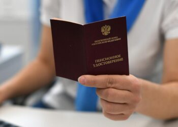 Россиянам рассказали, какая запись в трудовой книжке повышает пенсию на 30%