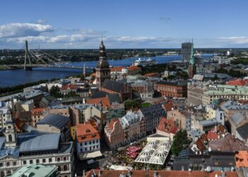 Кремль призвал россиян скорее возвращаться на родину из Латвии