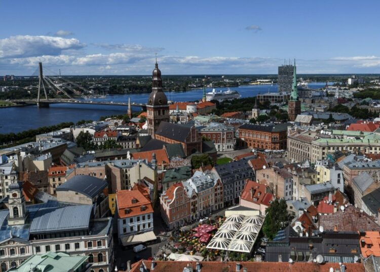 Кремль призвал россиян скорее возвращаться на родину из Латвии