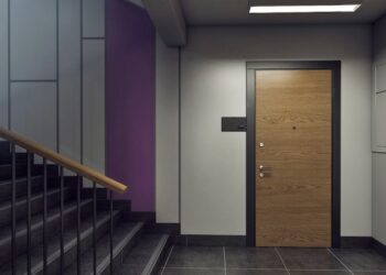 Штраф за входную дверь: за что его могут назначить