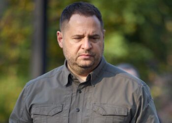 На передовую или за решетку? Что теперь будет с Ермаком после громкой отставки