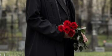 В Москве прощаются с композитором Юрием Николаевым: на траурной церемонии заметили Малышеву и Буйнова