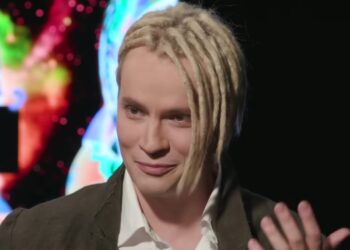 «Казак на сцене»: SHAMAN объяснил свою вызывающую позу с широко расставленными ногами