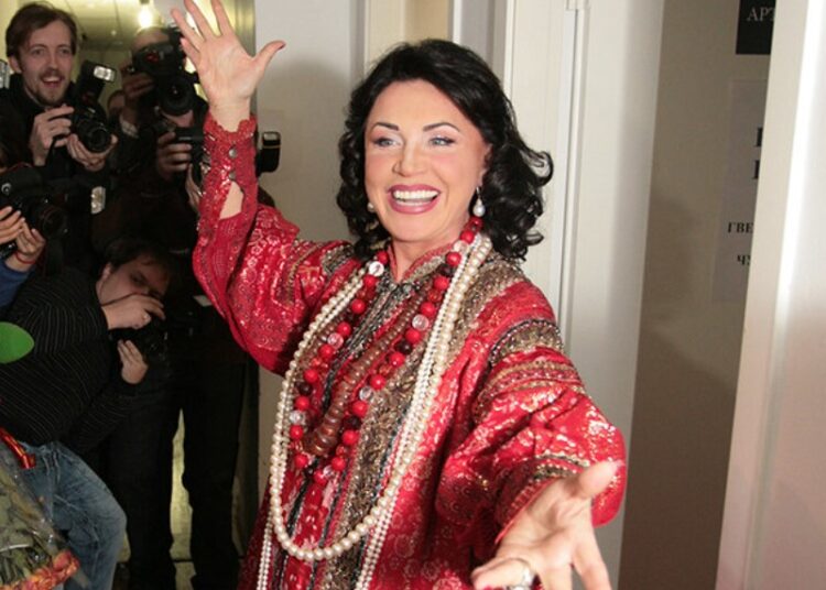 «Выглядит старше меня»: почему 75-летняя Бабкина не стесняется критиковать молодого мужа