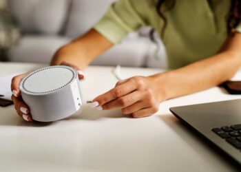 «Умный» шпион в вашей спальне: почему нужно отключать голосовые помощник при разговоре