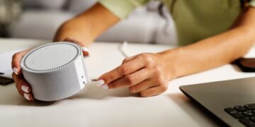 «Умный» шпион в вашей спальне: почему нужно отключать голосовой помощник при разговоре