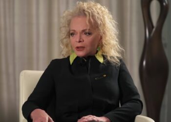 «Выбор песни неприятно удивил»: Соседов высказался об участии Долиной в ремейке фильма Гайдая