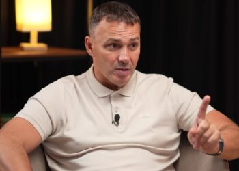 Скупердяй-дедушка: звезда «Иванушки International» экономит на подарках для внучек, чтобы те «не сели на шею»