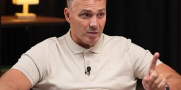 Скупердяй-дедушка: звезда «Иванушки International» экономит на подарках для внучек, чтобы те «не сели на шею»