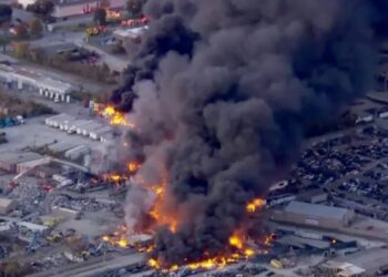 В США рухнул грузовой самолет. Ужасающее видео