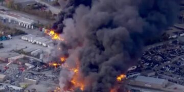 В США рухнул грузовой самолет. Ужасающее видео