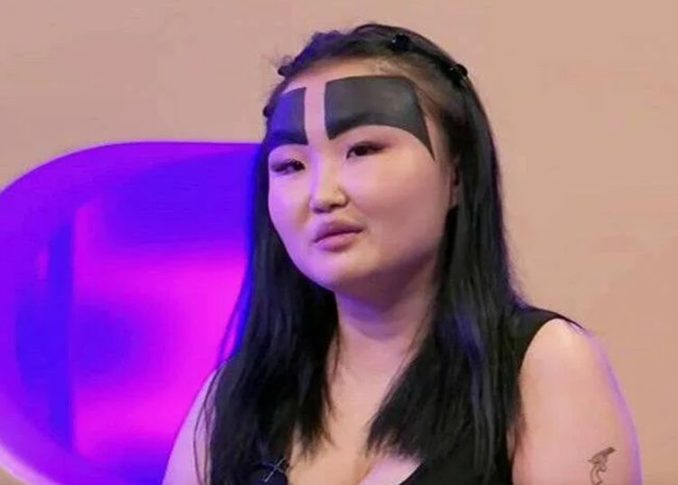 Бровастая блогерша Протодьяконова убегала от собственного парня и выпала из окна