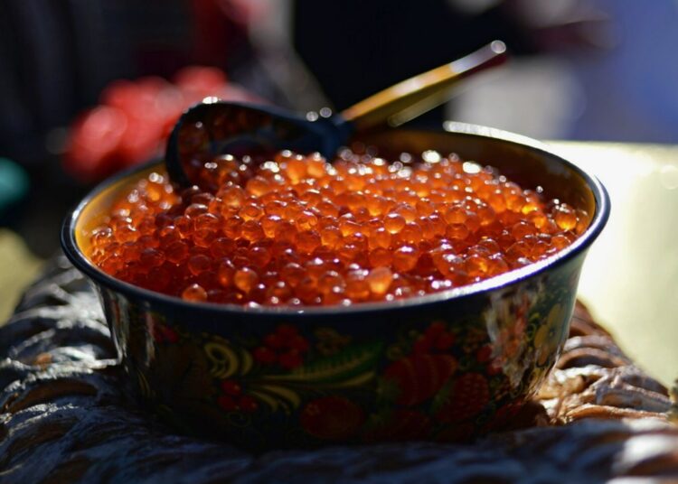 Красная икра подешевела: в какую сумму обойдется популярный продукт на новогодний стол