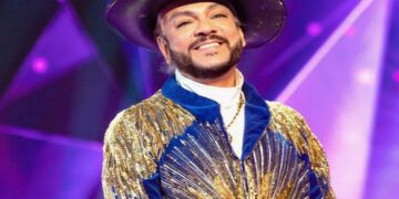 Фанаты Киркорова в панике: певец мог идти только держась за охранника