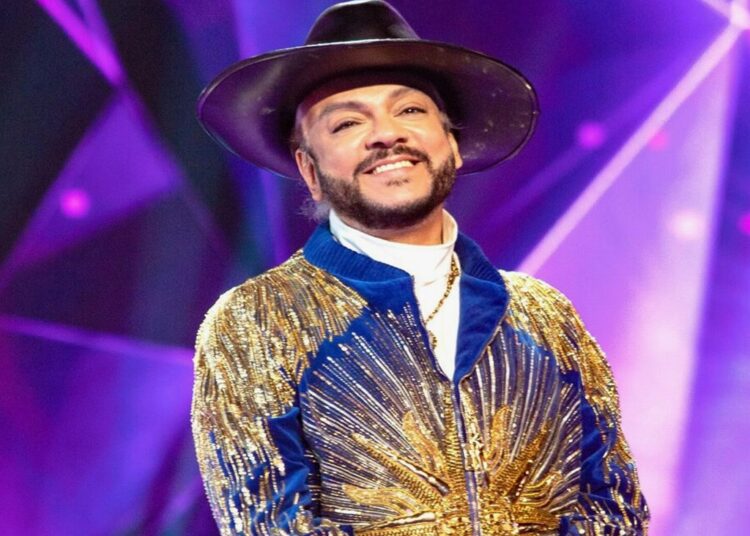 Фанаты Киркорова в панике: певец мог идти только держась за охранника