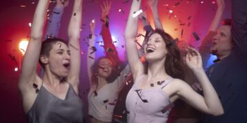 Полуголая вечеринка в здании «Ленфильма» взбудоражила петербуржцев