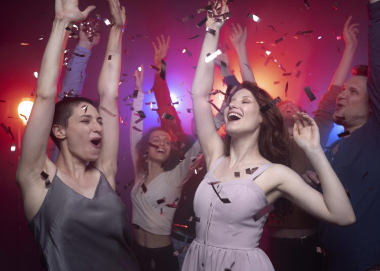 Полуголая вечеринка в здании «Ленфильма» взбудоражила петербуржцев