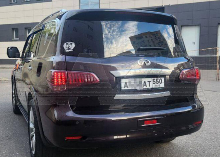 Владелец роскошной иномарки лишился прав из-за госномера без флага России