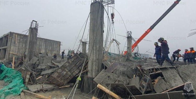 Люди под завалами: в Южно-Сахалинске рухнуло здание