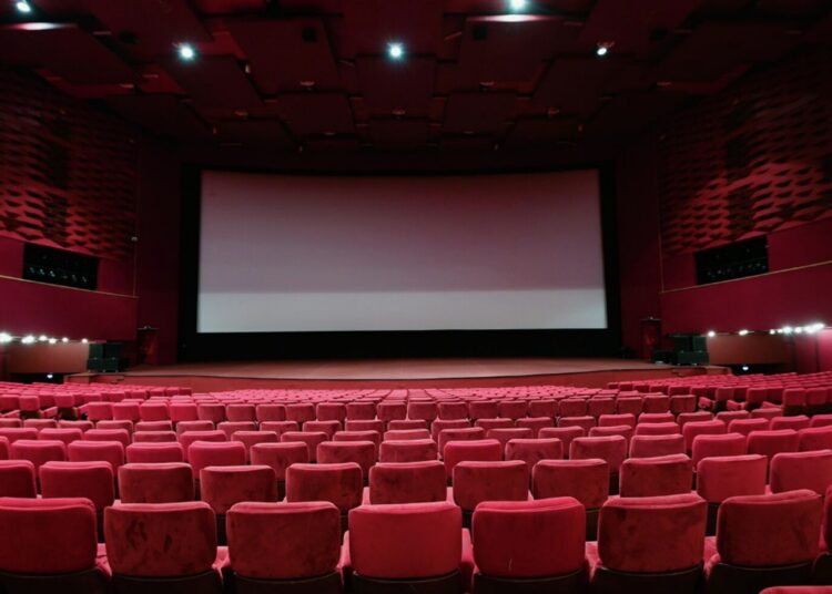 Подросток поджег кинозал в московском торговом центре. Видео от очевидца