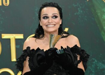 «Я просто в полном шоке»: возмущенная певица Слава обратилась к Долиной