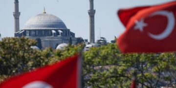 В Стамбуле загадочно пропала москвичка, уехавшая в Турцию с 10-летним сыном на корпоратив