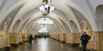 В московском метро пенсионерка столкнула на рельсы девочку-подростка. Видео