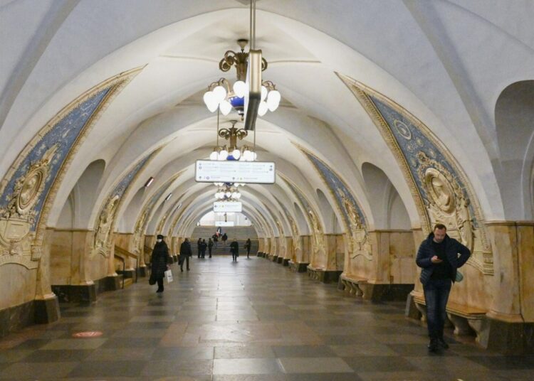 В московском метро пенсионерка столкнула на рельсы девочку-подростка. Видео