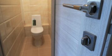 Опытный гастроэнтеролог рассказал, почему задерживаться в туалете — плохо