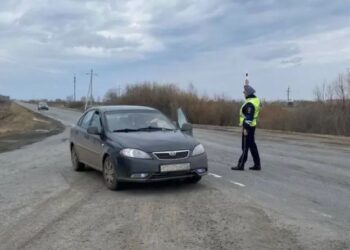 Российских водителей могут арестовать за отказ снять обложку с прав