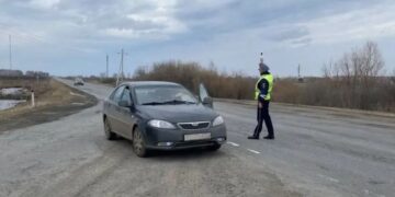 Российских водителей могут арестовать за отказ снять обложку с прав