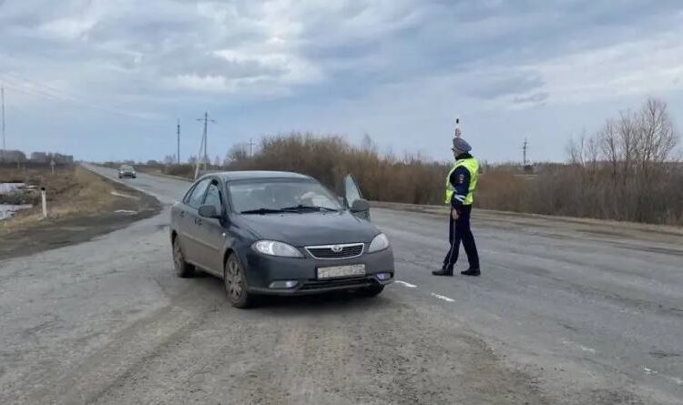 Российских водителей могут арестовать за отказ снять обложку с прав