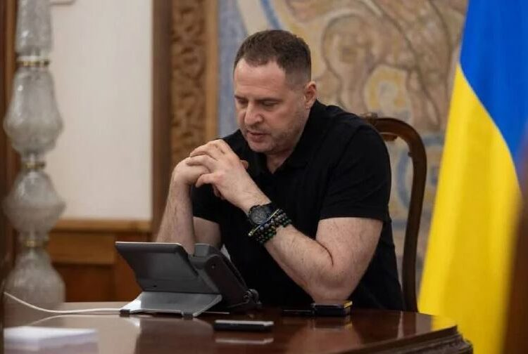 Стали известны причины обысков у главы офиса Зеленского Ермака