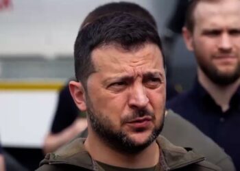 Британская пресса: над Зеленским нависла тройная угроза