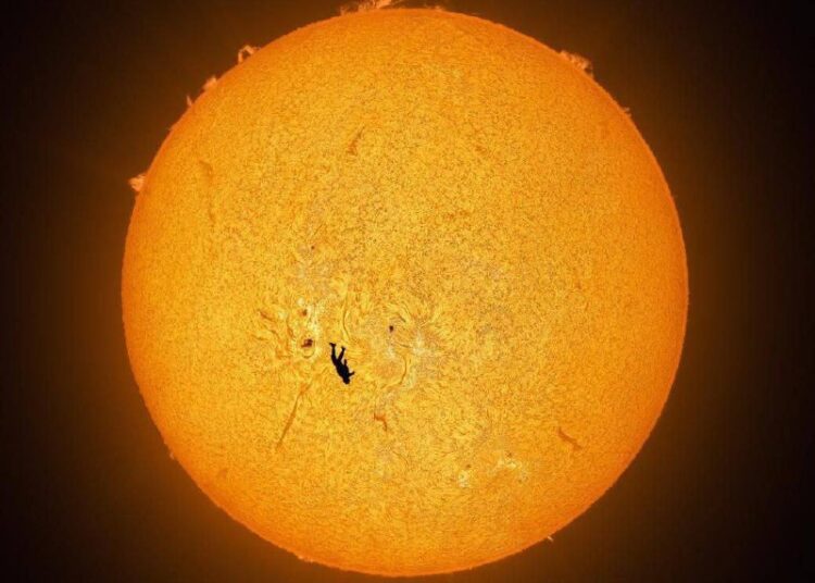 Показан уникальный кадр парашютиста на фоне Солнца