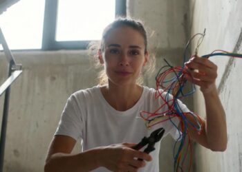 «Мстители» появились в России из-за Долиной: новые хозяева отключили свет пенсионерке, вернувшей квартиру через суд