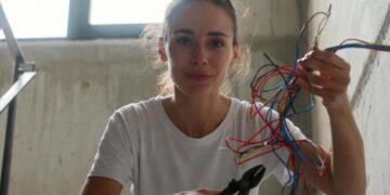 «Мстители» появились в России из-за Долиной: новые хозяева отключили свет пенсионерке, вернувшей квартиру через суд