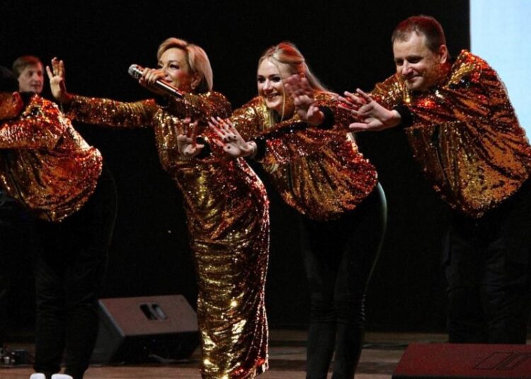 «Энергосберегающие» уволены: Буланова нашла замену танцорам после скандала