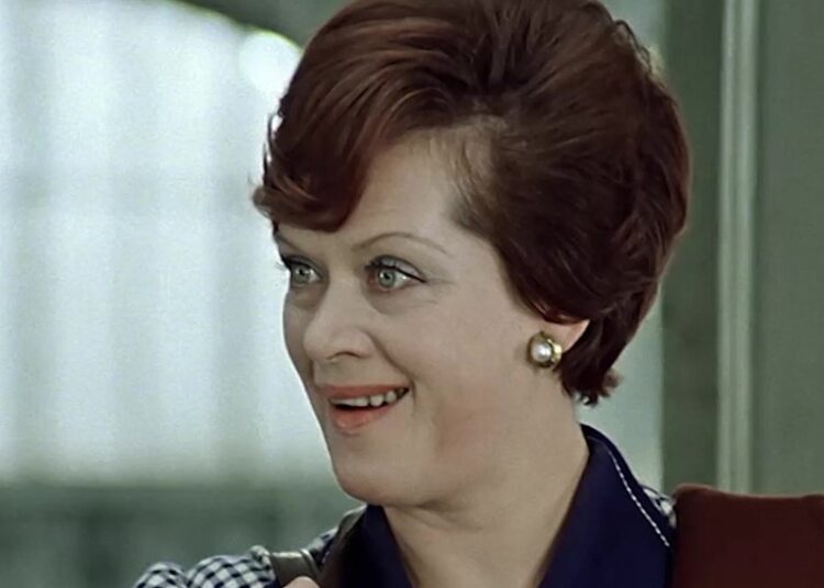 От сцены к даче в Комарово: Алиса Фрейндлих в свои 91 выбрала тишину и семью