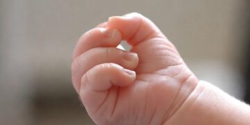 «Кормила кашей на воде»: 15-летняя девочка не смогла спасти младшего брата от голодной смерти