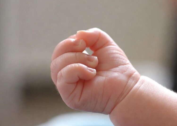 «Кормила кашей на воде»: 15-летняя девочка не смогла спасти младшего брата от голодной смерти