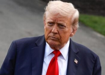 Между Киевом и Москвой: Трамп назначил встречу Зеленскому и переговоры с Путиным