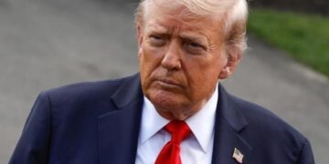 Между Киевом и Москвой: Трамп назначил встречу Зеленскому и переговоры с Путиным