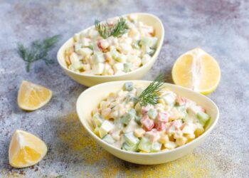 Не морозить и не заправлять: что на самом деле продлит жизнь новогодним салатам