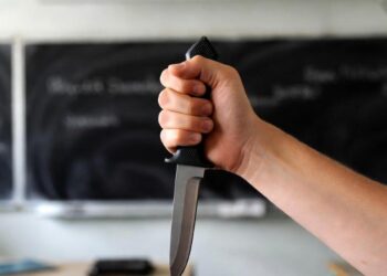 Стало известно о состоянии учительницы математики, которую ударил ножом подросток