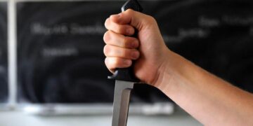 Стало известно о состоянии учительницы математики, которую ударил ножом подросток