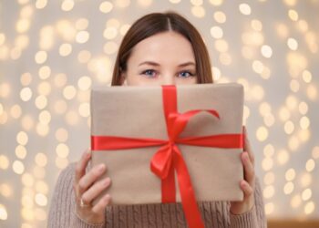 Ножи, часы, носки: какие подарки лучше не дарить на Новый год