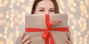 Ножи, часы, носки: какие подарки лучше не дарить на Новый год