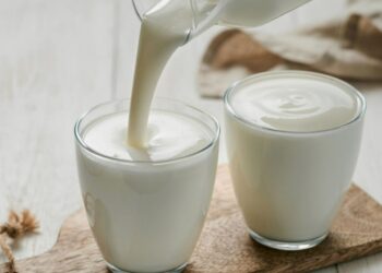 Опытный диетолог: пить кефир на ночь не просто вредно, но иногда и опасно